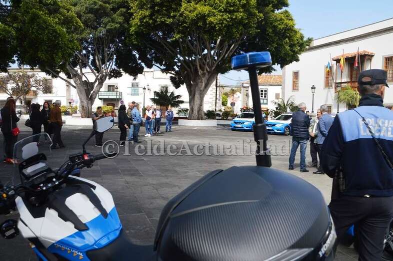 Agentes y vehículos de la Policía Local, días atrás en la plaza de San Juan (Foto TA)
